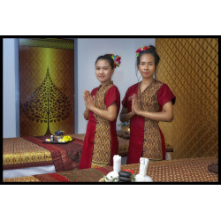 Dos masajista recibiendo a los clientes